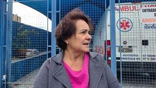 Abacateiro de grande porte cai sobre dois carros após temporal em Campo Grande Abacateiro de grande porte cai sobre dois carros após temporal em Campo Grande