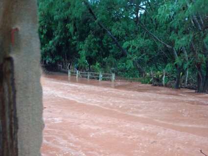 Volume da enxurrada assusta vizinhos do C&oacute;rrego B&aacute;lsamo