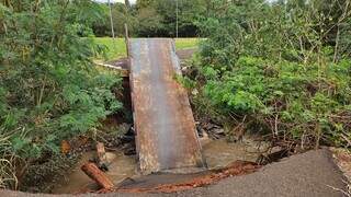 Morador improvisa sinalização após passarela cair dentro do Córrego Lagoa Morador improvisa sinalização após passarela cair dentro do Córrego Lagoa