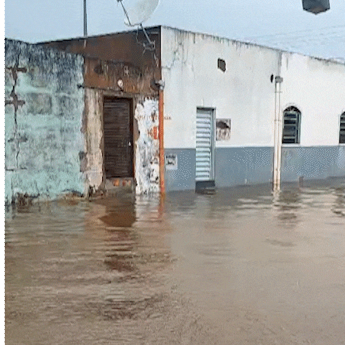 Chuva alaga rua no Tiradentes e deixa moradores ilhados 