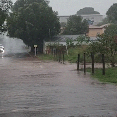 Chuva forte faz C&oacute;rrego Bandeira transbordar e alaga trecho na Vila Albuquerque
