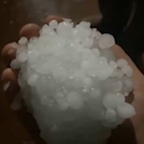 Previsão se confirma e granizo cobre ruas em distrito de Ponta Porã