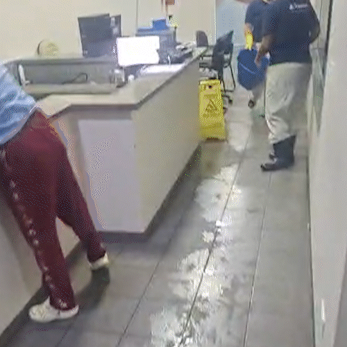 Teto da Maternidade C&acirc;ndido Mariano vira chafariz e inunda recep&ccedil;&atilde;o 