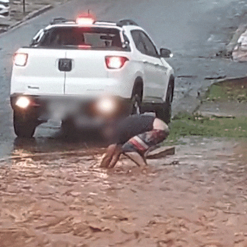 Enxurrada invade casa e motorista tenta tirar entulhos perto do C&oacute;rrego B&aacute;lsamo 