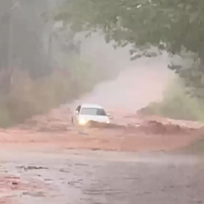 Carro fica atolado em enxurrada na Ch&aacute;cara dos Poderes