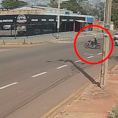 Morre motociclista arrastada por &ocirc;nibus por uma quadra na Capital