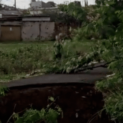 Morador improvisa sinaliza&ccedil;&atilde;o ap&oacute;s passarela cair dentro do C&oacute;rrego Lagoa