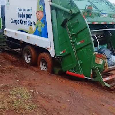 Caminh&atilde;o de lixo atola ap&oacute;s chuva e moradores cobram reparos em rua do Batist&atilde;o
