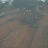 Motociclista cai e &eacute; atropelado por motoniveladora durante obra