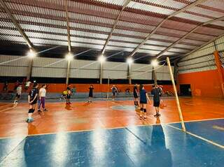 Voluntários limpam ginásio municipal abandonado para manter treinos de vôlei Voluntários limpam ginásio municipal abandonado para manter treinos de vôlei