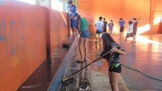 Voluntários limpam ginásio municipal abandonado para manter treinos de vôlei Voluntários limpam ginásio municipal abandonado para manter treinos de vôlei