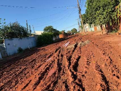 Um dia ap&oacute;s o caminh&atilde;o atolar, moradores ainda enfrentam lama e preju&iacute;zos