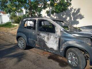 Carro pega fogo dentro de garagem e assusta moradores no Parque Novos Estados Carro pega fogo dentro de garagem e assusta moradores no Parque Novos Estados