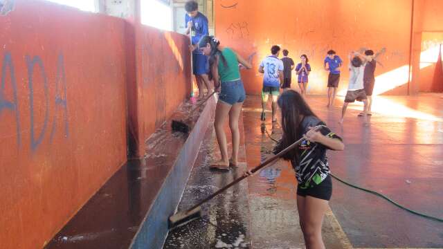 Volunt&aacute;rios limpam gin&aacute;sio municipal abandonado para manter treinos de v&ocirc;lei