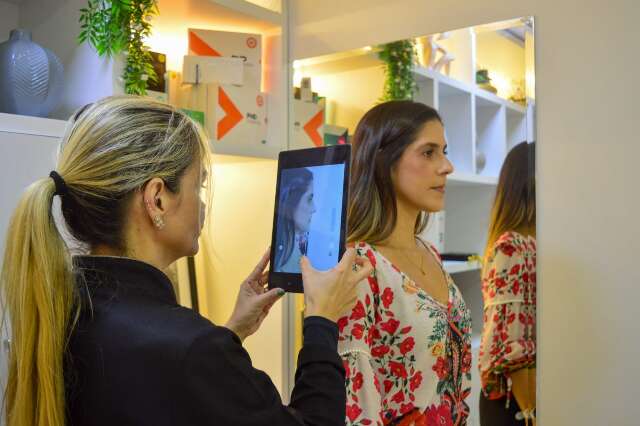 Hollywood celebra 12 anos com Consulta Est&eacute;tica 360&deg; solid&aacute;ria