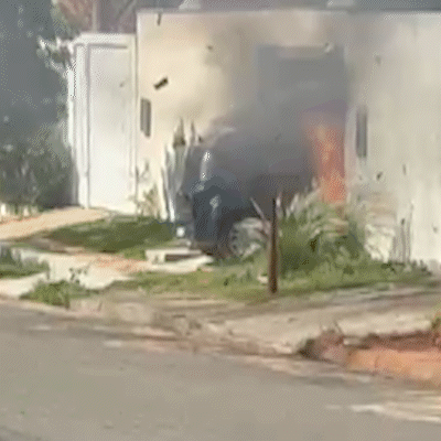 Carro pega fogo dentro de garagem e assusta moradores no Parque Novos Estados