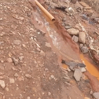 Obra de esgoto agrava lama e dificulta tr&acirc;nsito na Rua Pur&uacute;s, reclamam moradores