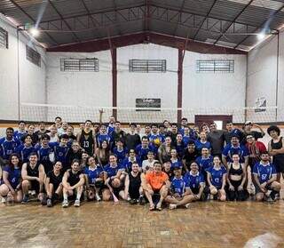 Grupo começou com 10 amigos e virou irmandade do vôlei Grupo começou com 10 amigos e virou irmandade do vôlei