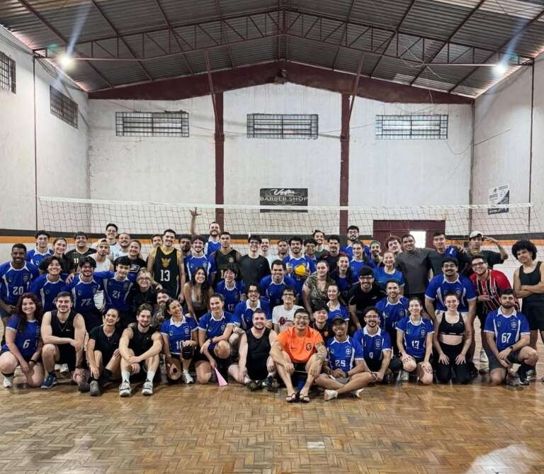 Grupo começou com 10 amigos e virou irmandade do vôlei
