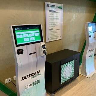Ag&ecirc;ncia do Detran estreia totem com IA e atendimento em Libras