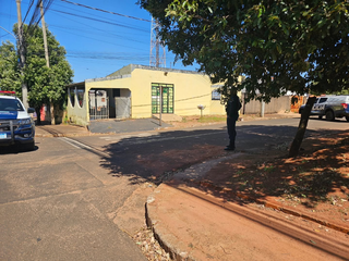 Dupla em moto cerca casa e executa homem escondido em cozinha Dupla em moto cerca casa e executa homem escondido em cozinha