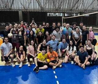 Grupo começou com 10 amigos e virou irmandade do vôlei Grupo começou com 10 amigos e virou irmandade do vôlei
