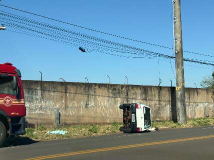 Motorista sem CNH perde controle e destr&oacute;i Uno em capotamento na Tamandar&eacute;