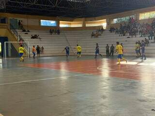 Com chute de Dom Dimas, padres trocam altar por quadra em copa católica Com chute de Dom Dimas, padres trocam altar por quadra em copa católica