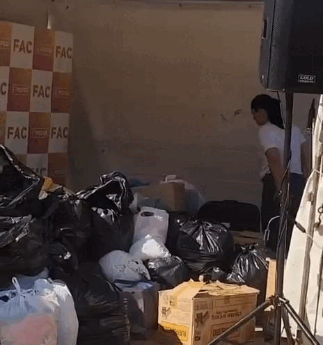 &Uacute;ltimo dia da campanha quer lotar caminh&atilde;o com doa&ccedil;&otilde;es na Pra&ccedil;a do R&aacute;dio