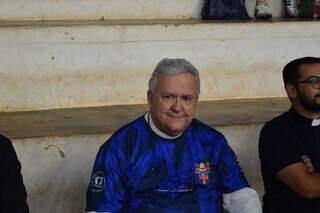 Com chute de Dom Dimas, padres trocam altar por quadra em copa católica Com chute de Dom Dimas, padres trocam altar por quadra em copa católica