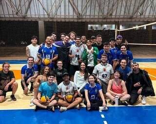 Grupo começou com 10 amigos e virou irmandade do vôlei Grupo começou com 10 amigos e virou irmandade do vôlei