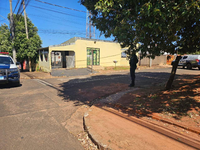 Dupla em moto cerca casa e executa homem escondido em cozinha