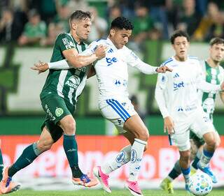 Chapecoense e Cruzeiro ficam no 0 a 0 e deixam decisão para o Mineirão Chapecoense e Cruzeiro ficam no 0 a 0 e deixam decisão para o Mineirão
