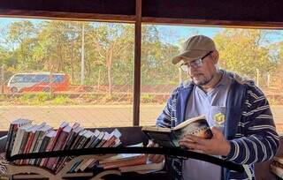 No canteiro de obras, livros começam a disputar espaço com o celular No canteiro de obras, livros começam a disputar espaço com o celular