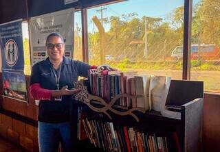 No canteiro de obras, livros começam a disputar espaço com o celular No canteiro de obras, livros começam a disputar espaço com o celular