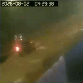 Dupla em motocicleta &eacute; flagrada atirando contra port&atilde;o de casa em Parana&iacute;ba