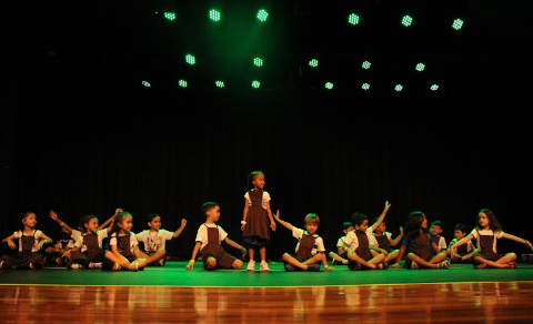 Do Aero Rancho ao palco, 50 crian&ccedil;as descobrem a dan&ccedil;a no teatro 