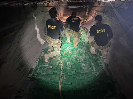 PRF apreende 3,5 toneladas de drogas escondidas em dois caminh&otilde;es 