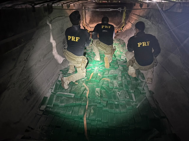 PRF apreende 3,5 toneladas de drogas escondidas em dois caminh&otilde;es 
