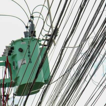 Fios emaranhados ampliam preju&iacute;zos e desafiam lei em vigor h&aacute; seis anos