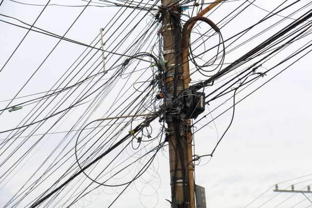 Fios emaranhados ampliam preju&iacute;zos e desafiam lei em vigor h&aacute; seis anos
