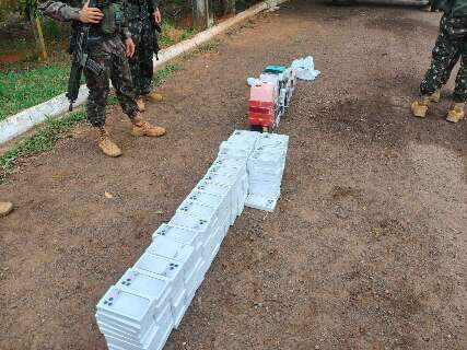 Policial rodovi&aacute;rio &eacute; preso flagrado com iPhones e perfumes contrabandeados
