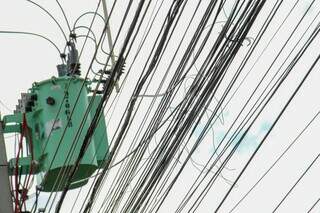 Fios emaranhados ampliam prejuízos e desafiam lei em vigor há seis anos Fios emaranhados ampliam prejuízos e desafiam lei em vigor há seis anos