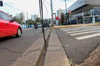 Fios emaranhados ampliam prejuízos e desafiam lei em vigor há seis anos Fios emaranhados ampliam prejuízos e desafiam lei em vigor há seis anos