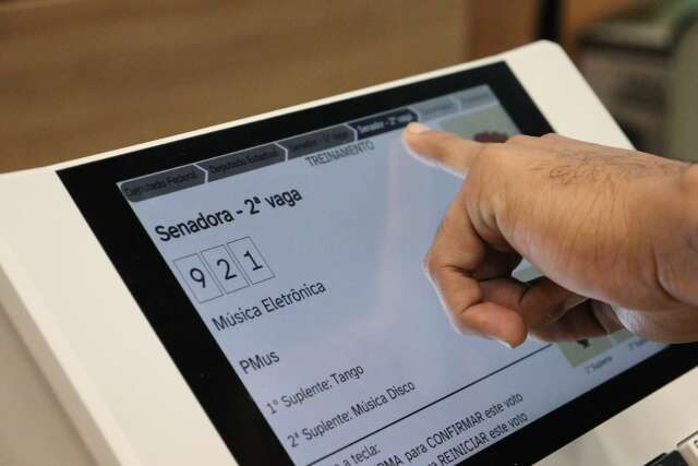 Urna eletr&ocirc;nica ganha novo recurso para orientar eleitor na vota&ccedil;&atilde;o de 6 cargos