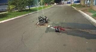 Motociclista morre ao atingir carro e muro na Avenida Fábio Zahran Motociclista morre ao atingir carro e muro na Avenida Fábio Zahran