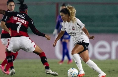 Com uma a menos, Corinthians supera Flamengo e retoma topo da tabela