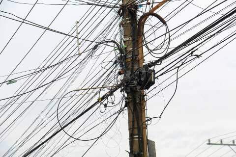 Fios emaranhados ampliam preju&iacute;zos e desafiam lei em vigor h&aacute; seis anos