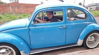 Fusca azul de 1973 vira “terror” da criançada ao passar perto de escola Fusca azul de 1973 vira “terror” da criançada ao passar perto de escola