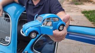 Fusca azul de 1973 vira “terror” da criançada ao passar perto de escola Fusca azul de 1973 vira “terror” da criançada ao passar perto de escola
